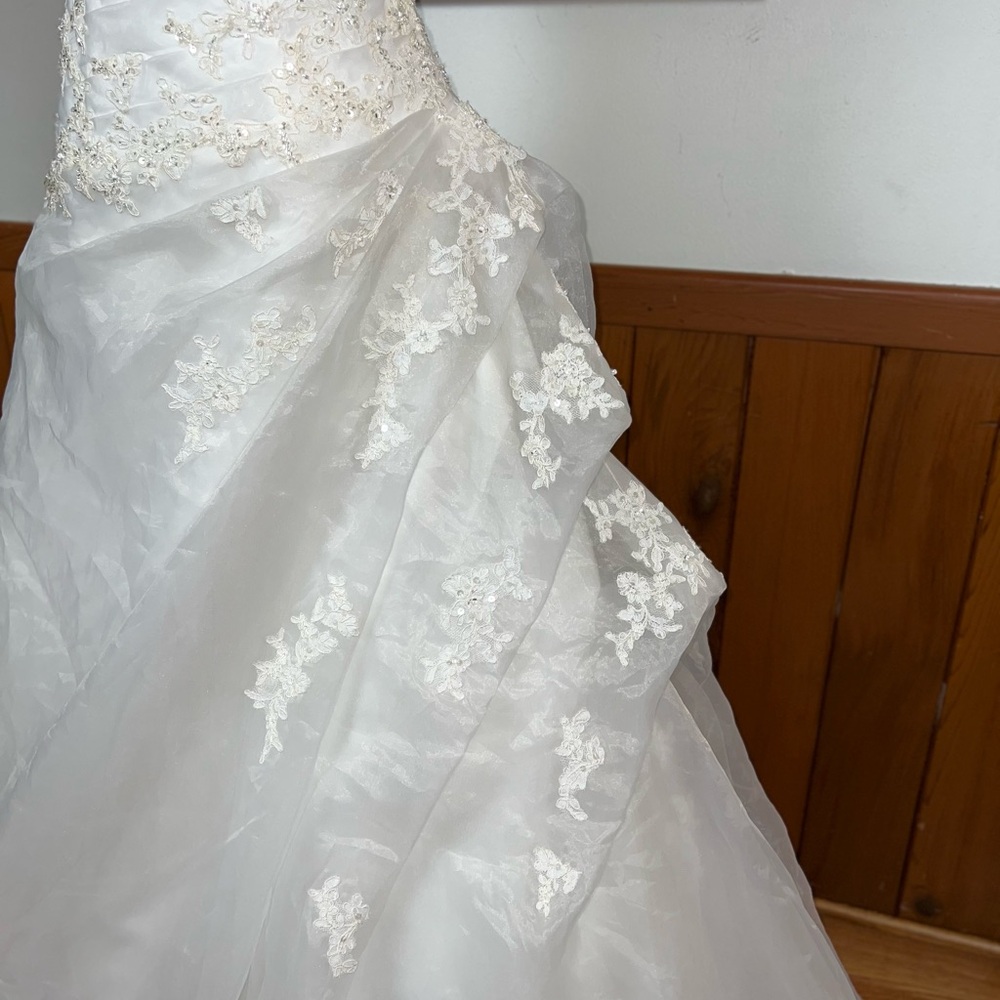 Pronovias Elegant White Strapless Wedding Dress - Picture 3 of 9